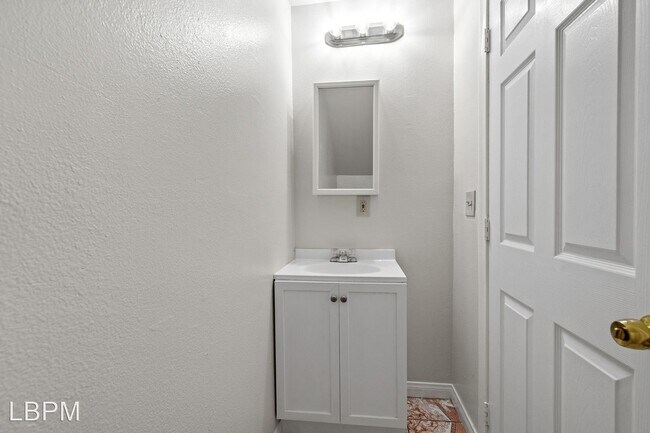 Building Photo - 4 br, 2.5 bath House - 417 E 41st St