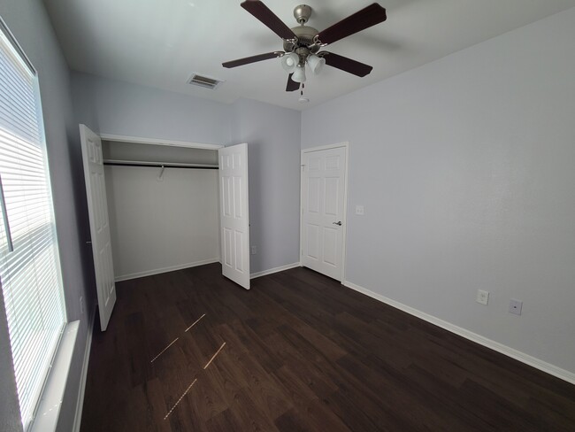 Building Photo - 3151 Roe Dr