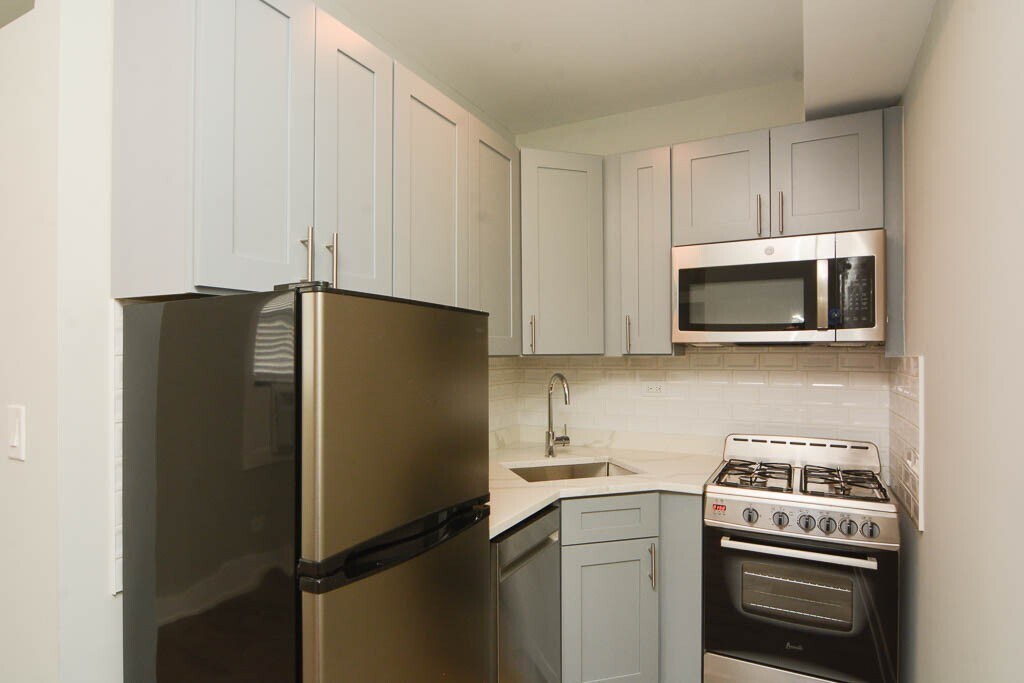 Building Photo - 545 W Belmont Ave