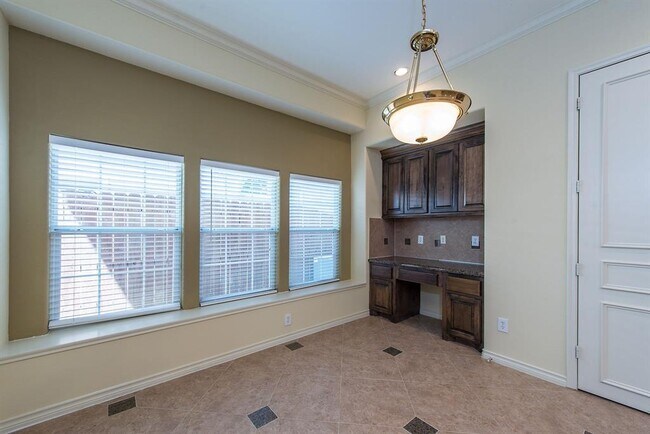 Building Photo - 15462 Mansion Woodland Dr