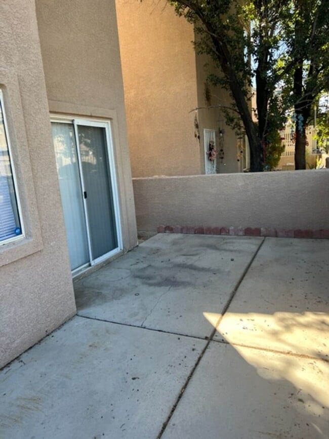 Building Photo - 3 Bedroom located in Gated Community!!