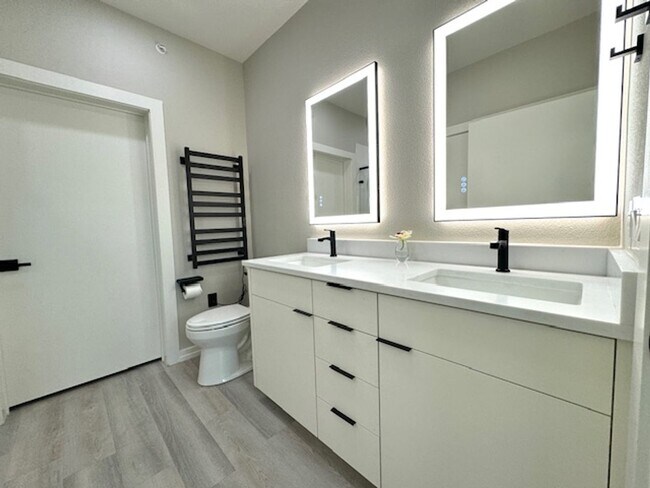 Building Photo - Luxurious Penthouse Studio condo at Zilker