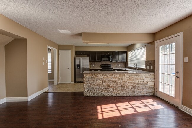 Building Photo - 21427 Park Run Dr