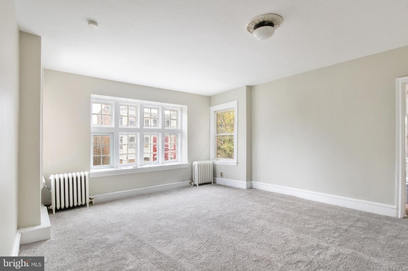 Building Photo - 613 W 10th St