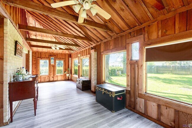 Building Photo - Beautiful 3BR/2BA Home with Sunroom, Formal Dining & Large Backyard