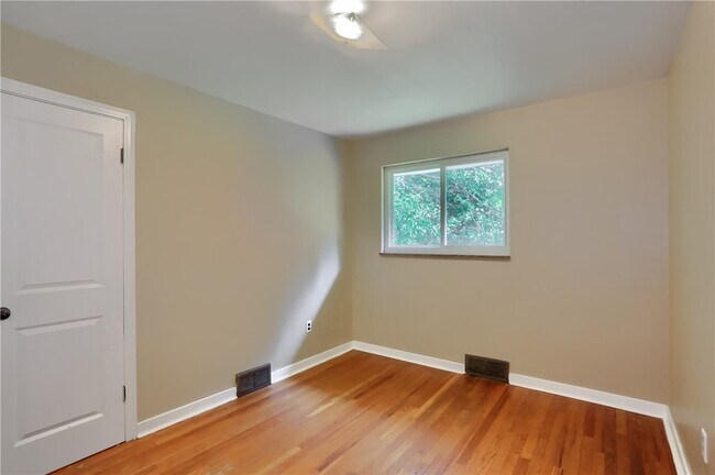 Building Photo - 194 Woodridge Dr