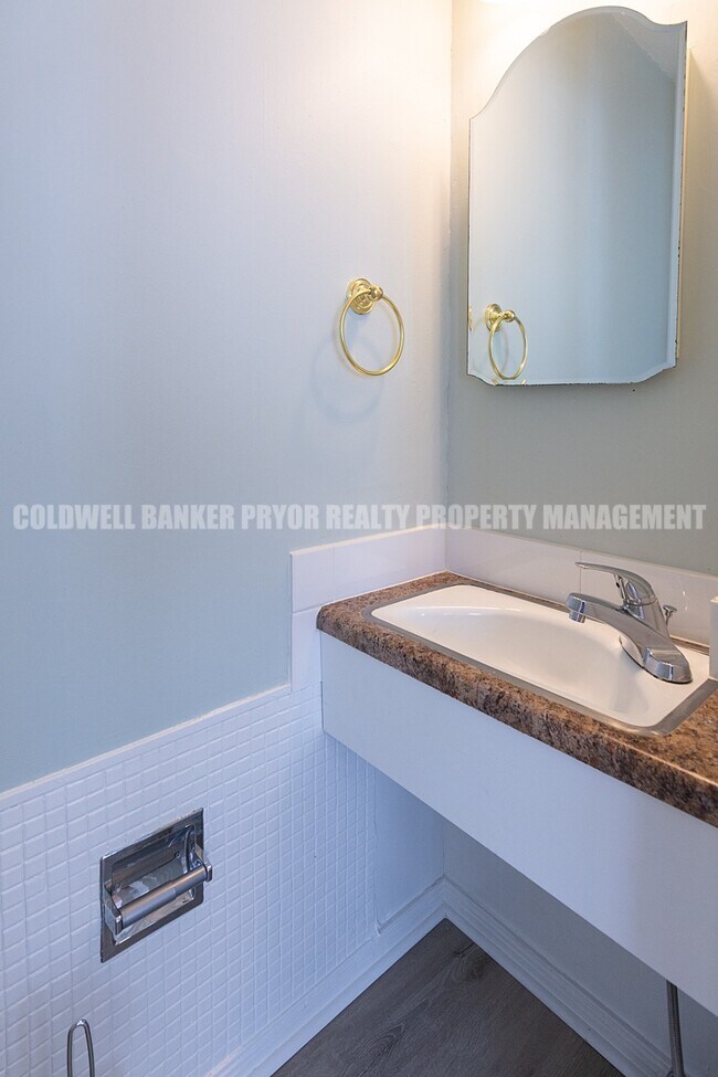 Building Photo - 323 Walsh Rd