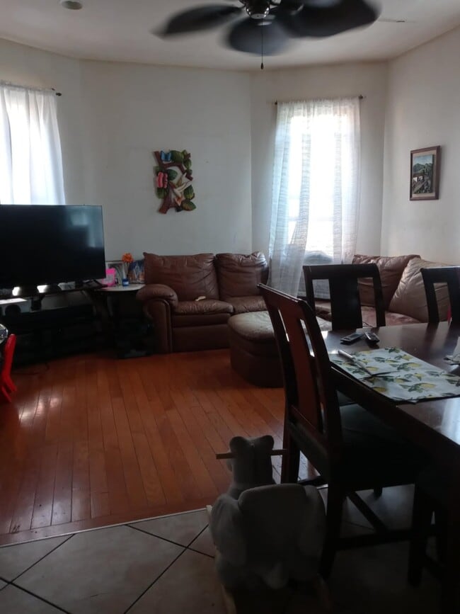 Building Photo - 23 Vroom St