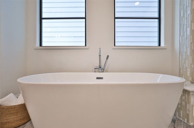 Building Photo - 4527 Graustark St