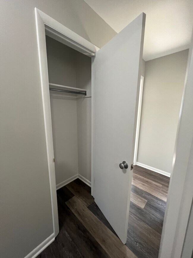 Building Photo - Renovated Spacious 4 Bedroom Home Available for Pre-Lease!