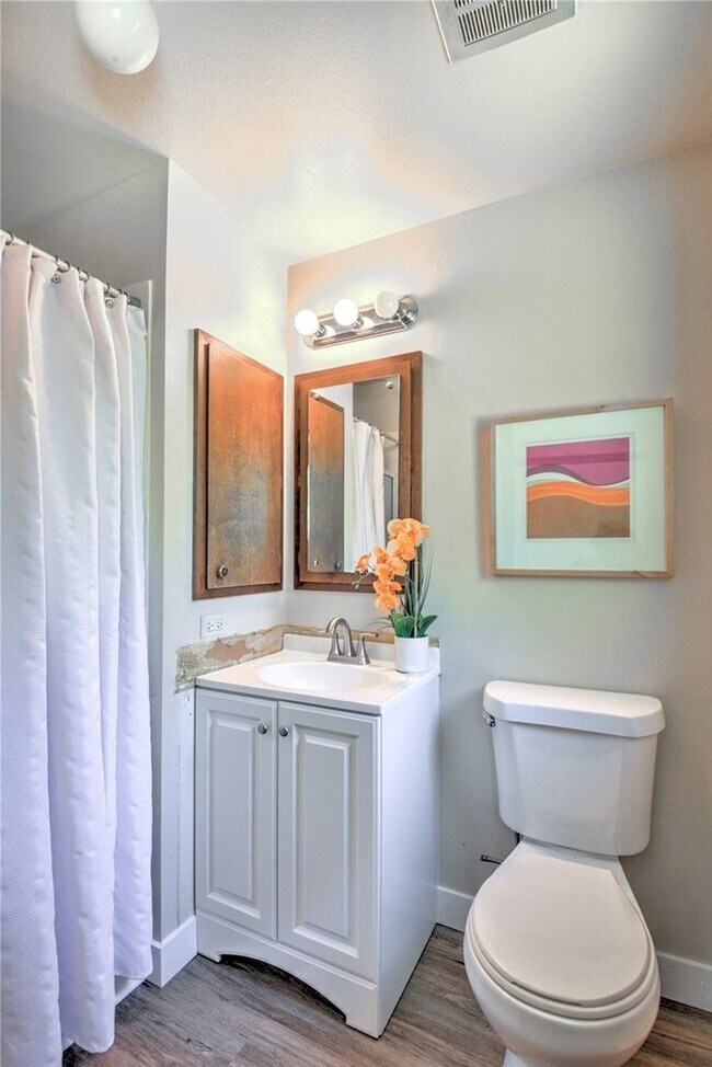 Building Photo - Desirable west side location! 2 bed/ 1.75 bath. Olympia school district