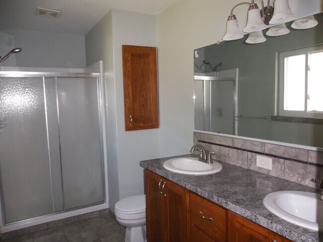 Building Photo - Spacious 3 Bed, 2 Bath Ranch Home with Sunroom and 2-Car Garage