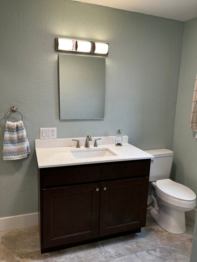 Building Photo - 201 Oak St