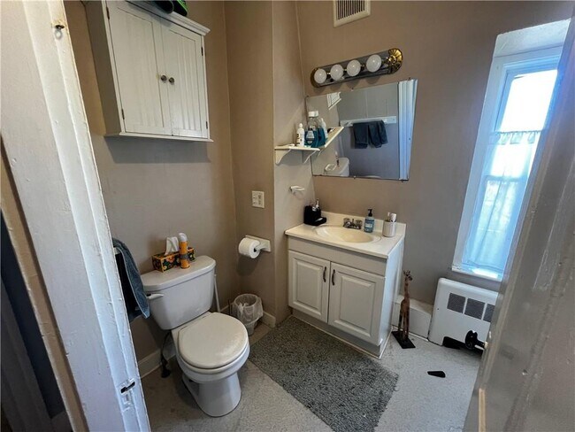 Building Photo - 235 Spring St