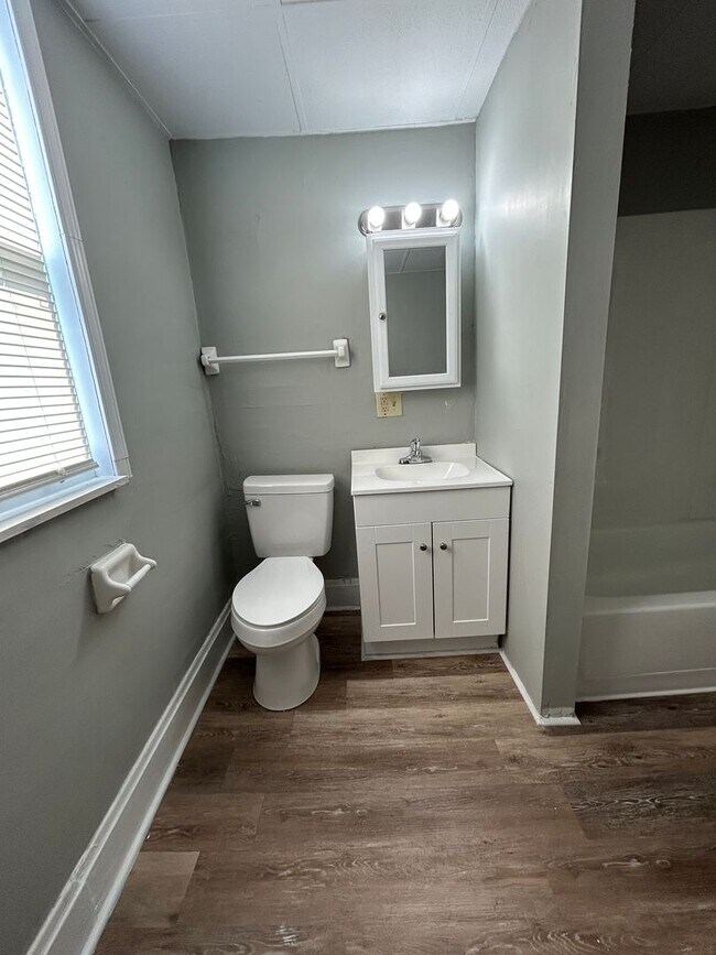 Building Photo - Spacious 1 Bedroom 1/2 Double with Basement & Extra Room