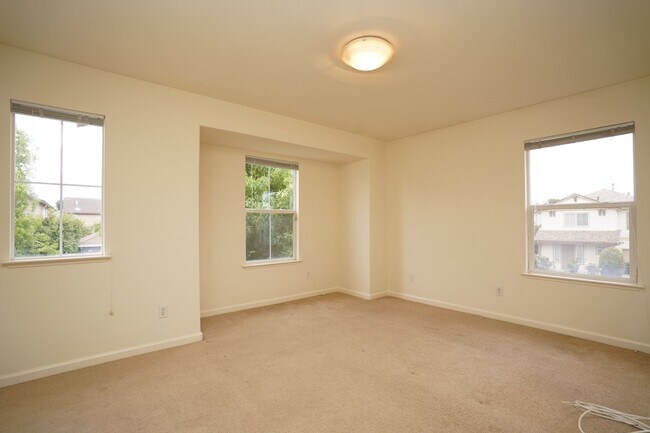 Building Photo - Spacious Home in Excellent Location!