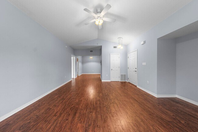 Building Photo - Great 1 Bedroom Unit at the Oaks!