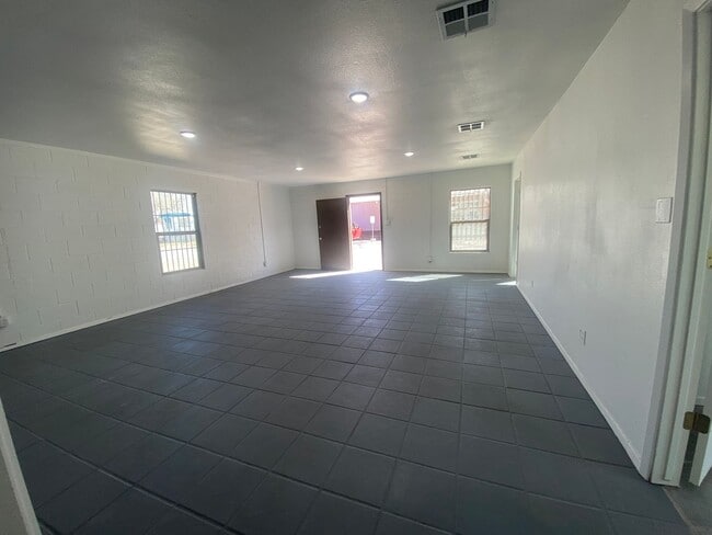 Primary Photo - 2,400 sq. ft. Commercial Space – Prime Loc...