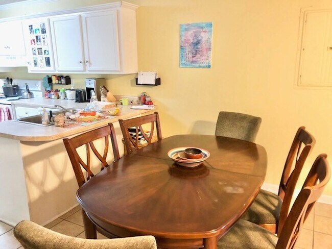 Building Photo - 2 Bedroom 2 Bath Townhome FULLY FURNISHED