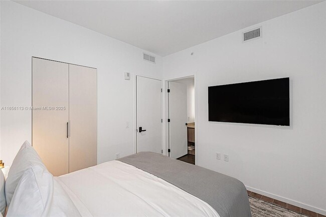 Building Photo - 398 NE 5th St