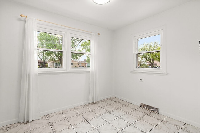Building Photo - 4909 N Orange Ave
