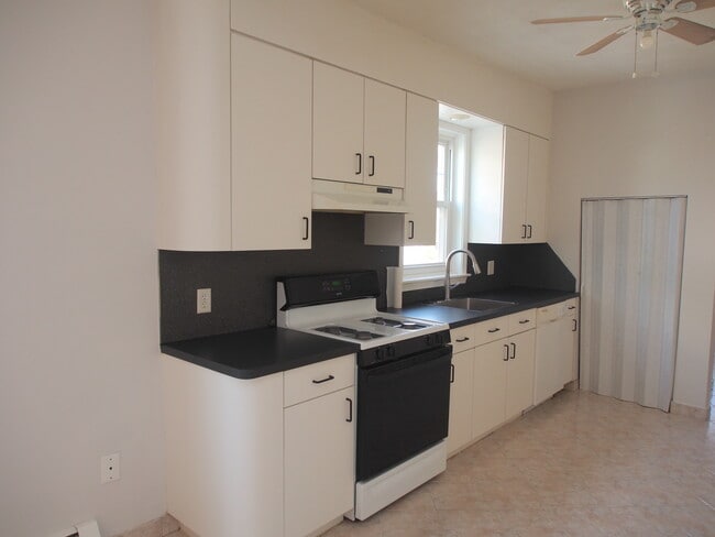 Kitchen - 22 Cleveland Ave