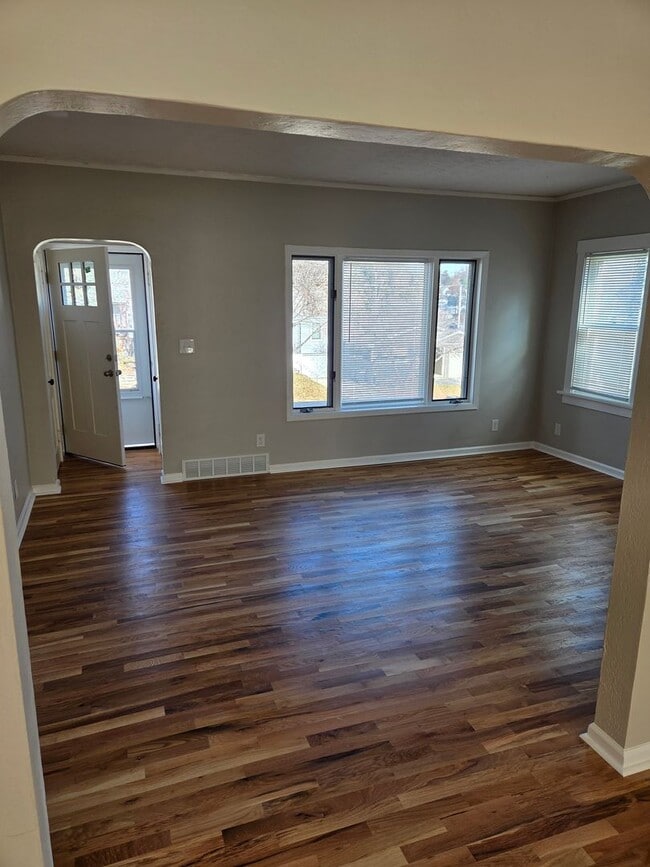 Building Photo - Aksarben 3 bed 2 bath 1 car garage newly remodeled, witb a fenced in backyard!