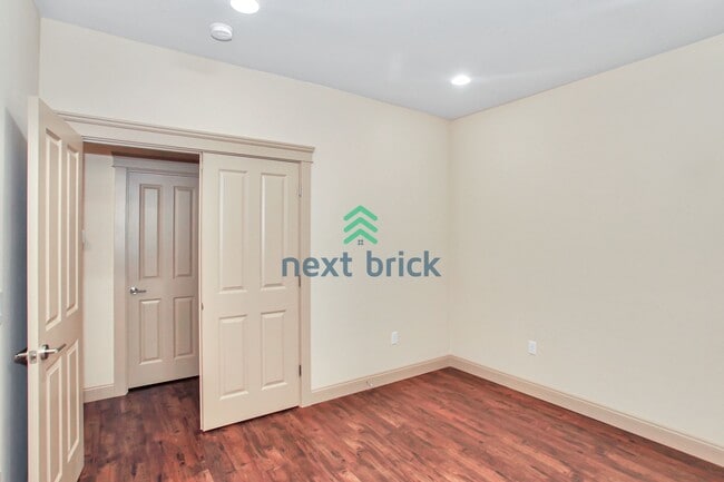 Building Photo - 4 BED & 2.5 BATH TOWNHOUSE FOR RENT