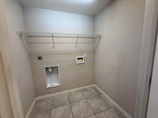 Building Photo - Three Bedroom Two Bath - Foley