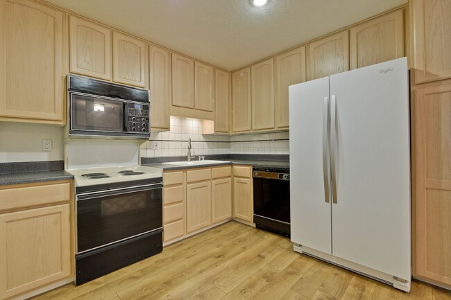 Building Photo - 2-bedroom, 2-bathroom condo in Awesome Mou...