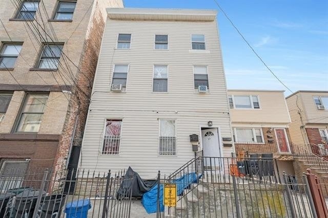 Building Photo - 65 St Pauls Ave