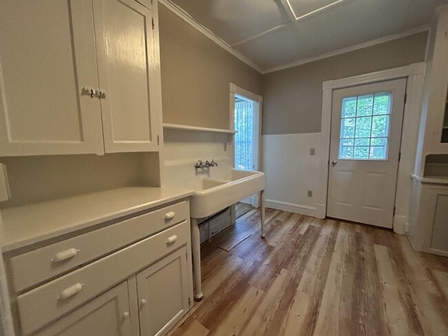 Building Photo - 14 Crombie St