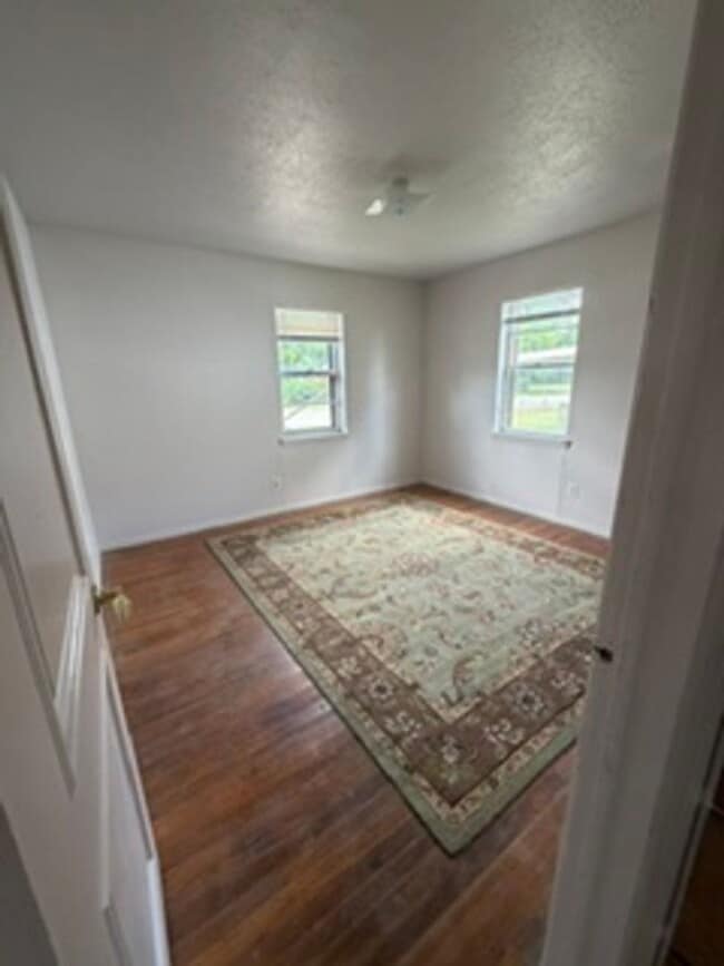 Building Photo - 3 bedroom, 2 bath with huge den or bonus room