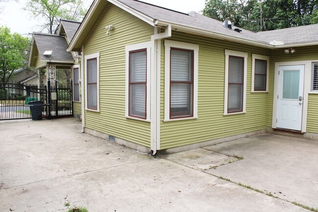 Building Photo - QUINTESSENTIAL ALAMO HEIGHTS COTTAGE