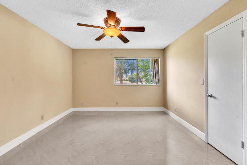 Building Photo - 3370 Pinewalk Dr N