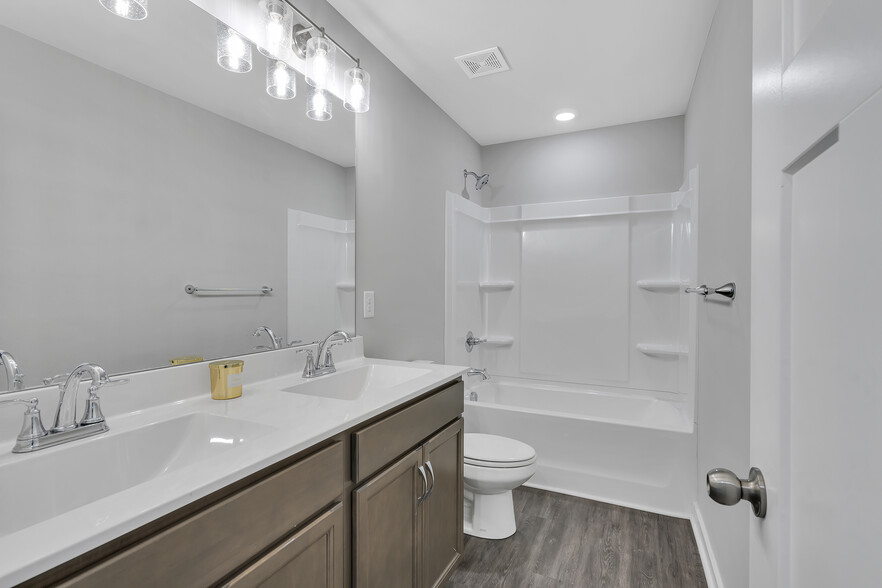 upstairs bathroom - 197 Dillon Cir