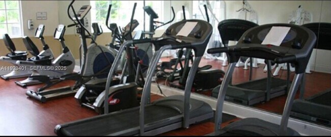 Building Photo - 4110 NE 24th St