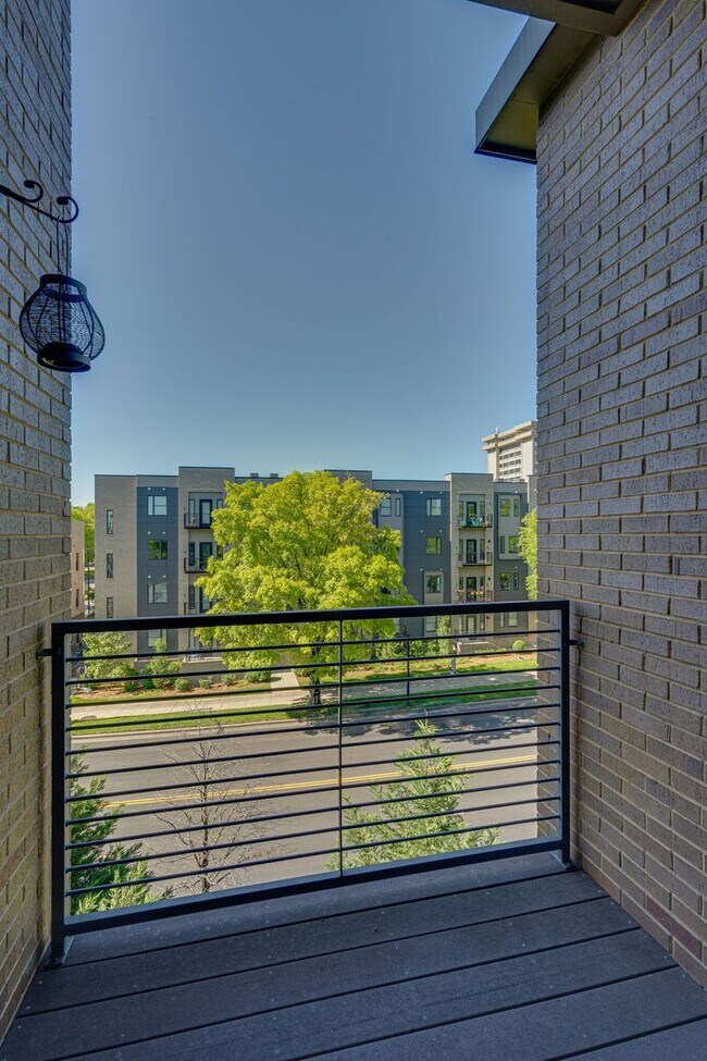 Building Photo - Stunning unfurnished 3BR/2.5BA Condo in Prime Belmont/Vanderbilt Location!