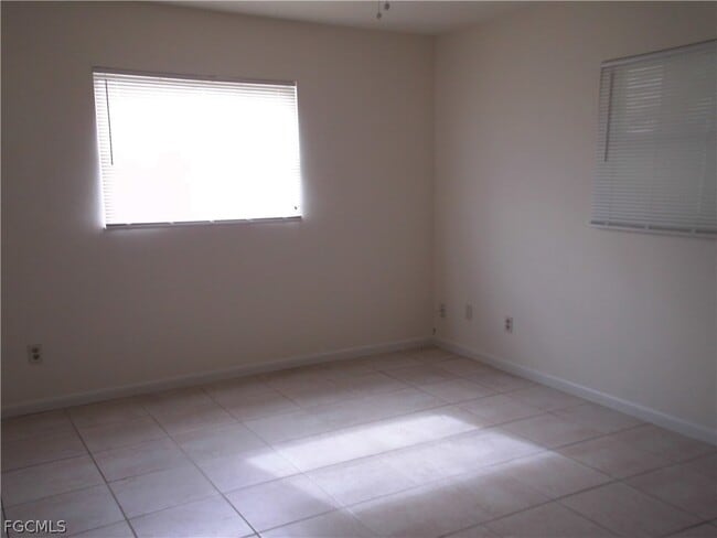 Building Photo - 242 S Lake Dr