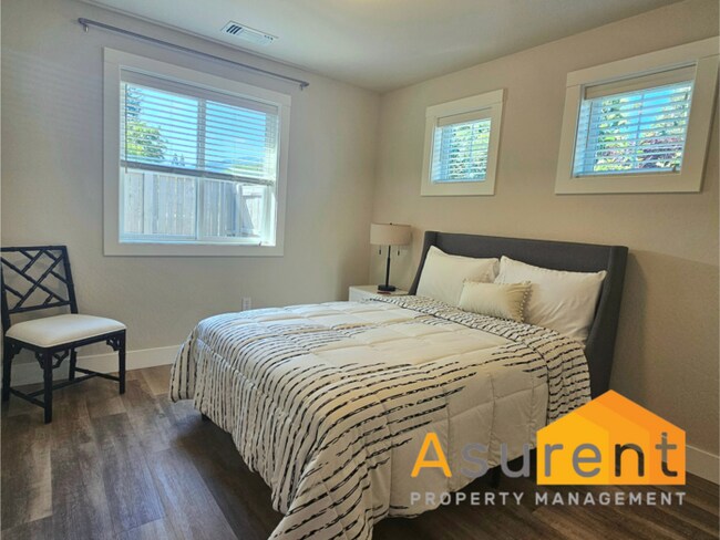 Building Photo - Beautiful fully furnished, single level 3 ...