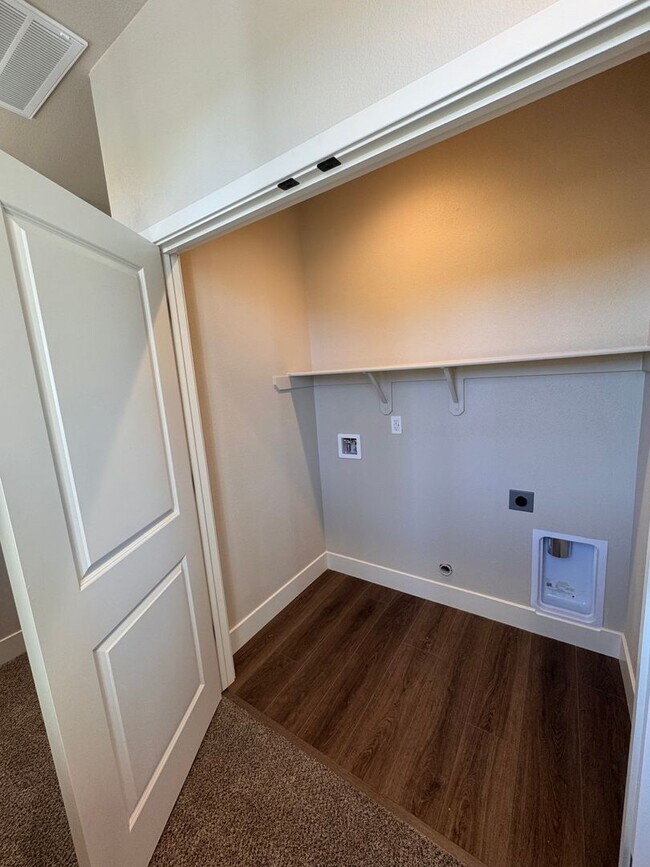 Building Photo - NEW! 3/2.5/2 Townhome in Gardnerville