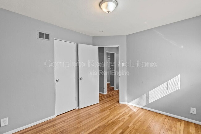 Building Photo - 1216 Lakeview Ave