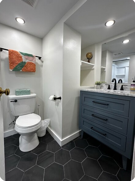 Building Photo - 5920 Rosslyn Ave