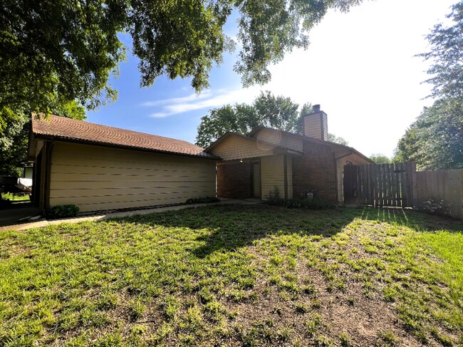 Building Photo - 2018 Rosewood Ct