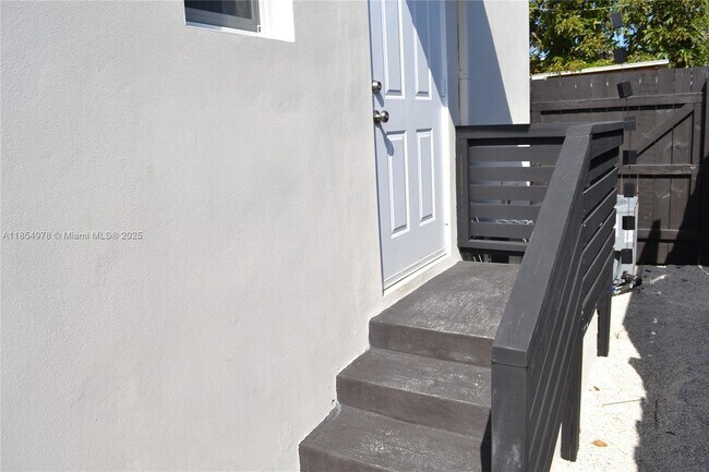 Building Photo - 621 SW 60th Ct