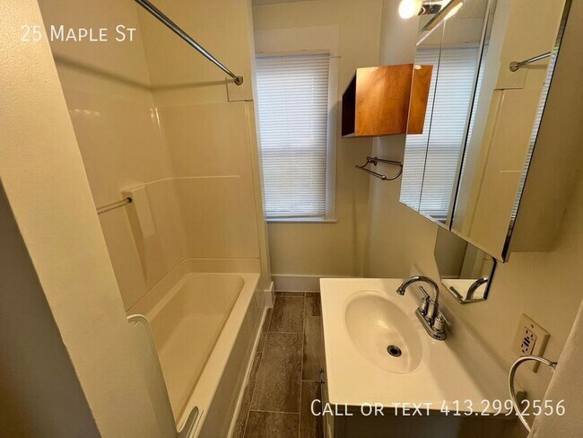 Building Photo - 25 Maple St