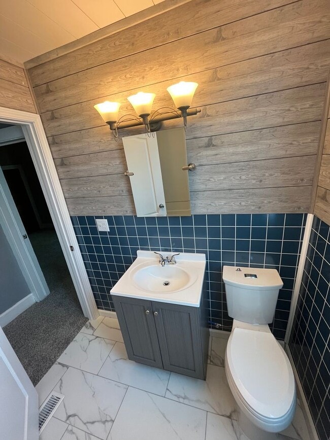 Building Photo - 1 1/2 story 2 Bedroom home!!