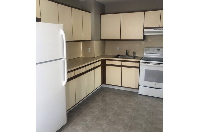 Building Photo - The Back Nine