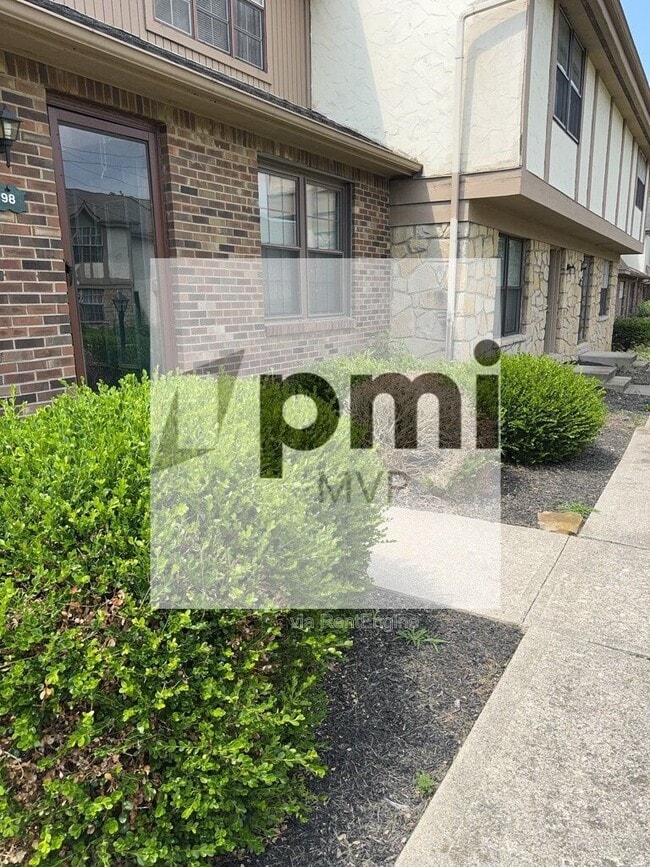 Building Photo - 98 Stornoway Dr W