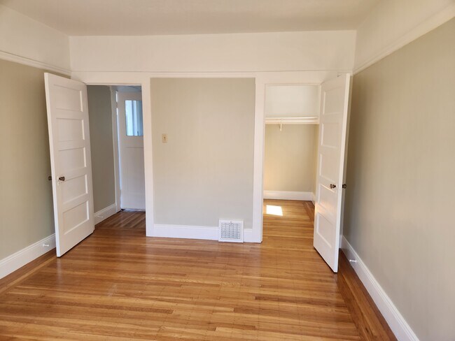 Building Photo - 560 Diamond St